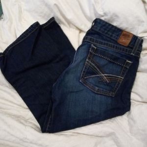 653) womens BKE capris.